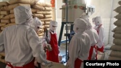 세계식량계획(WFP)를 통해 북한 어린이들에게 분유를 제공하는 스위스 개발협력처 활동 사진. (자료사진)