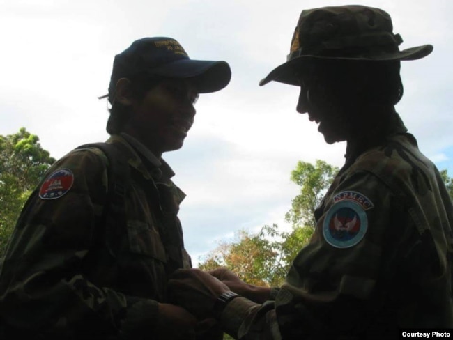 លោក​ ឈុត​ វុទ្ធី​ (ស្ដាំ) ​និង​កូន​ប្រុស​ច្បង​គឺ​លោក​ ឆឺយ ​ឧត្ដម​រស្មី ​អំឡុង​ពេល​ចុះ​ល្បាត​ព្រៃ​នាកន្លង​មក។ ​(រូប​ថត​ផ្ដល់​ដោយ​ក្រុម​គ្រួសារ)