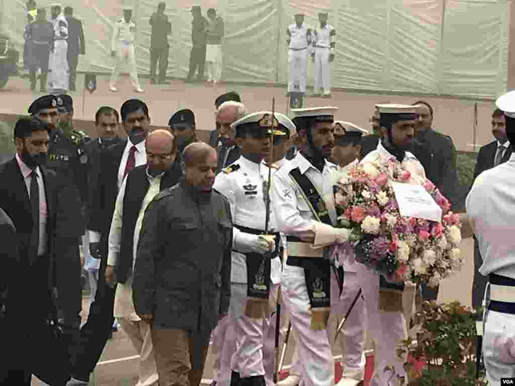 وزیراعلٰی پنجاب شہباز شریف نے بھی مزارِ اقبال پر پھولوں کی چادر چڑھائی اور فاتحہ خوانی کی