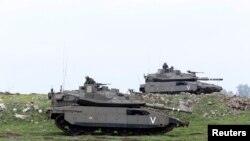 گولان ہائیٹس پر تعینات اسرائیلی فوجی ٹینک (فائل فوٹو)
