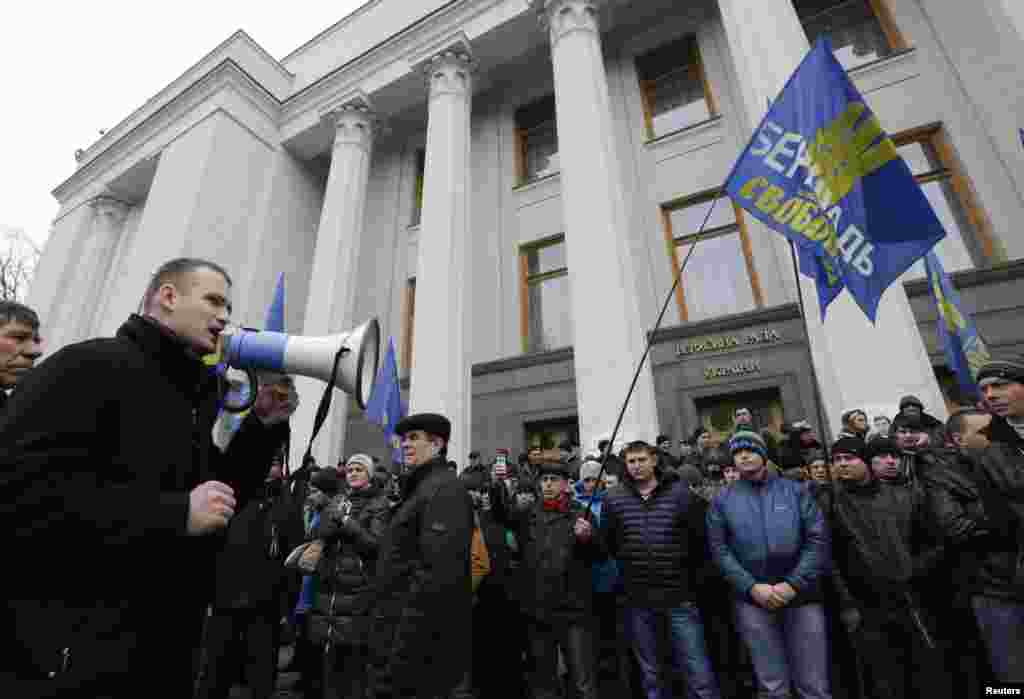 تجمع اعتراض آمیز مخالفان یانوکوویچ در روز ۲۷ فوریه ۲۰۱۴