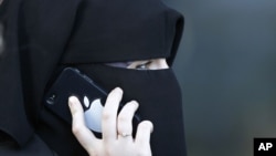 Seorang perempuan memakai niqab atau cadar di Meaux, bagian timur Paris. (Foto: Dok)