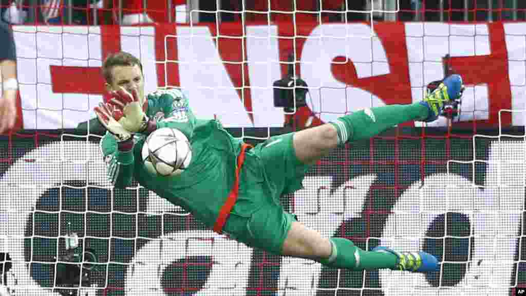 Le portier du Bayern Manuel Neuer a sauvé son équipe sur un tir au but exécuté par Fernando Torres jouer de l'Atletico, le 3 mai 2016.