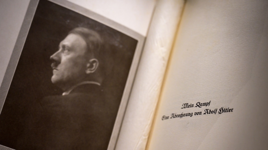 Edisi asli buku Adolf Hitler dipajang di Yayasan Martin Bodmer Foundation dalam ekshibisi "Perang dan Damai" di Cologny, dekat Jenewa, Swiss. (Foto dok.: AFP)