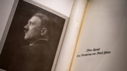 Edisi asli buku Adolf Hitler dipajang di Yayasan Martin Bodmer Foundation dalam ekshibisi "Perang dan Damai" di Cologny, dekat Jenewa, Swiss. (Foto dok.: AFP)