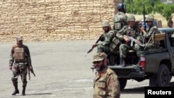 Tentara Pakistan berpatroli di sebuah pos tentara di Miranshah, kota utama di wilayah Waziristan Utara (Foto: dok).