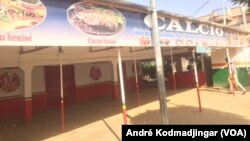 Grève des tenanciers de bars et alimentations, au Tchad, le 7 janvier 2020. (VOA/André Kodmadjingar)