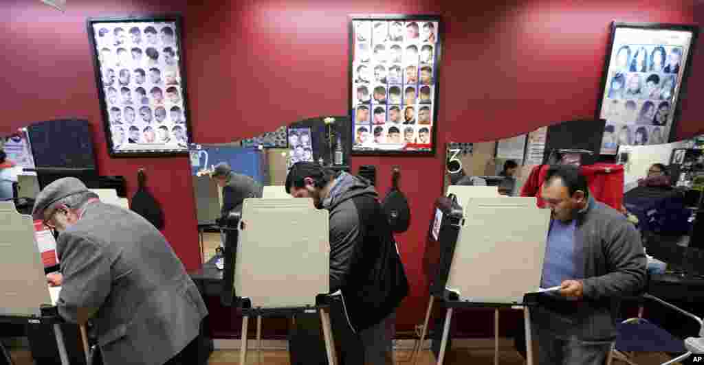Voters fill out their ballots at Delia&#39;s Beauty Salon in Chicago, Ilinois.