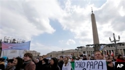 Okupljeni vernici na Trgu Svetog Petra u Rimu 