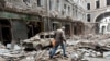 Sejumlah bangunan hancur di Kota Kharkiv, kota terbesar kedua di Ukraina, setelah dibombardir oleh pasukan militer Rusia pada 3 Maret 2022. (Foto: AFP/Sergey Bobok)