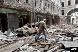 Sebuah bangunan yang rusak setelah penembakan Rusia di Kharkiv, 3 Maret 2022. (Foto: AFP)