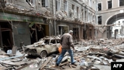 Sejumlah bangunan hancur di Kota Kharkiv, kota terbesar kedua di Ukraina, setelah dibombardir oleh pasukan militer Rusia pada 3 Maret 2022. (Foto: AFP/Sergey Bobok)