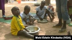 Anciens otages de Boko Haram avec leurs enfants à Mozogo au Cameroun le 21 octobre 2017.