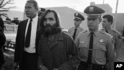 被控系列杀人的嬉皮士膜拜团伙首领查尔斯·曼森被带离洛杉矶一家法庭。（1969年12月22日）