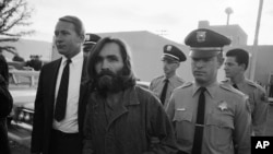 Charles M. Manson, pemimpin sekte yang dituduh atas serangkaian pembunuhan, meninggalkan pengadilan Los Angeles, 22 Desember 1969. (AP/Wally Fong)