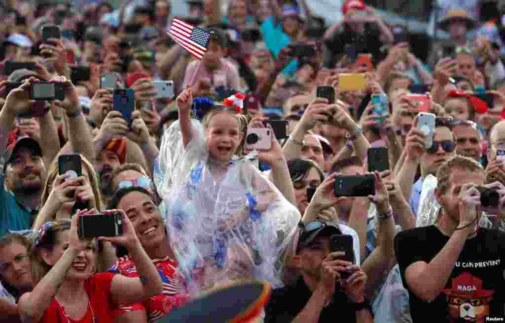 Seorang anak melambaikan bendera kepada Presiden AS Donald Trump dan Ibu Negara Melania Trump yang menghadiri upacara Hari Kemerdekaan AS "Salute to America", Kamis, 4 Juli 2019, di Lincoln Memorial, di Washington D.C.