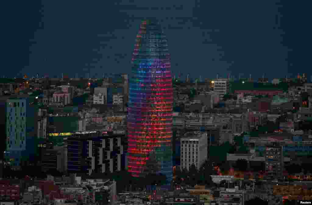 Menara Agbar&nbsp;dihiasi lampu berwarna pelangi saat berlangsungnya World Pride di Barcelona, ​​Spanyol, 28 Juni 2017.