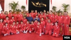 Kontingen olimpiade Indonesia berfoto bersama Presiden SBY dan ibu negara Ani Yudhoyono saat pelepasan di Jakarta (15/7). 22 atlet Indonesia dari tujuh cabang olah raga telah siap berjuang dalam Olimpiade 2012 di London kali ini. 