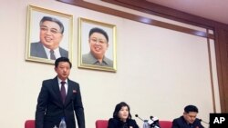 朝鲜外务省副外相崔善姬（中）星期五在平壤召开的记者会上（2019年3月15日）