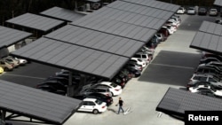 Un estacionamiento de autos en la Universidad de California, EE. UU., con paneles solares para el uso de la energía renovable. [Foto de archivo]
