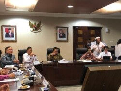 Kepala KSP Moeldoko dan sejumlah menteri terkait dalam rapat pembahasan mengenai virus Corona, di Kantor Staf Kepresidenan, Jakarta, Kamis (6/2). (Foto: VOA/Ghita)