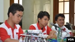 Tiga Anggota Tim Robot UGM, (dari kiri: Bakhtiar C Permana, Agys Badruzzaman dan Malik Kheer) berpose bersama robot hasil karya mereka (VOA/Nurhadi)