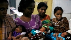 印度妈妈们2012年7月11日在印度大城市金奈参加一个世界人口日的计划生育项目。