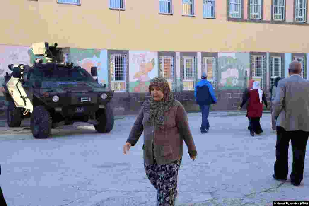 Diyarbakır'ın Sur mahallesinde seçim için sıkı güvenlik önlemleri alındı