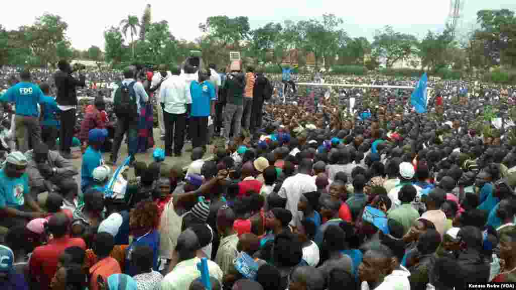 Kiza Besigye akihutubia wafuasi Mbale Uganda