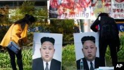 지난 4월 서울에서 북한의 핵 실험과 미사일 도발, 인권 유린을 규탄하는 집회가 열린 가운데, 김정은 북한 국무위원장의 사진이 걸려있다. (자료사진)