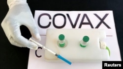 资料照：在埃塞俄比亚首都亚的斯亚贝巴一家医院里一名护士正在准备透过COVAX获得的阿斯利康/牛津疫苗。（路透社 2021年3月13日）
