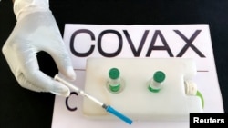 Seorang perawat bersiap memberikan vaksinasi COVID-19 produksi AstraZeneca / Oxford di bawah skema COVAX, di Rumah Sakit Umum Eka Kotebe, Addis Ababa, Ethiopia, 13 Maret 2021. (REUTERS / Tiksa Negeri)