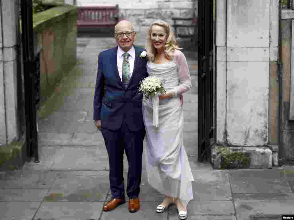 Media Mogul Rupert Murdoch and former supermodel Jerry Hall pose for a photograph outside St Bride&#39;s church following a service to celebrate their wedding which took place in London, Britain, March 5, 2016.