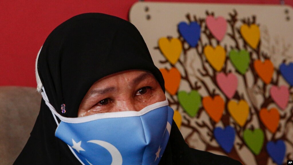 今年55岁的流亡维吾尔人茹孜（Bumeryem Rozi）在伊斯坦布尔接受美联社的访问。(2021年6月1日)(photo:VOA)