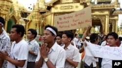 Người sắc tộc Rakhine cầu nguyện ở chùa Shwedagon tại Rangoon, Miến Điện