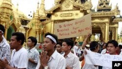 Rakhine ethnic people pray at Shwedagon pagoda June 9, 2012, in Rangoon, Burma.