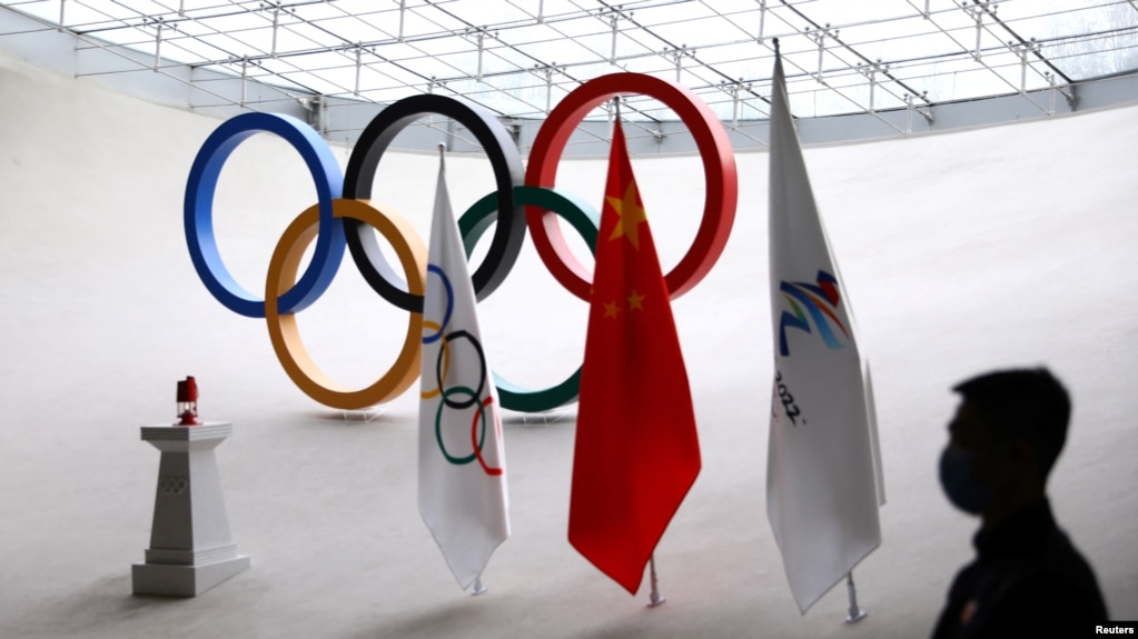 一名保安在北京奥运大厦中守卫奥运火种和旗帜。（2021年12月10日）