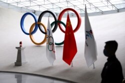 一名保安在北京奥运大厦中守卫奥运火种和旗帜。（路透社2021年12月10日）