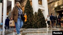 Pernak-pernik hiasan Natal terlihat di Brookfield Place, di Lower Manhattan di Kota New York, pada saat pengunjung sibuk berbelanja, 1 Desember 2017.