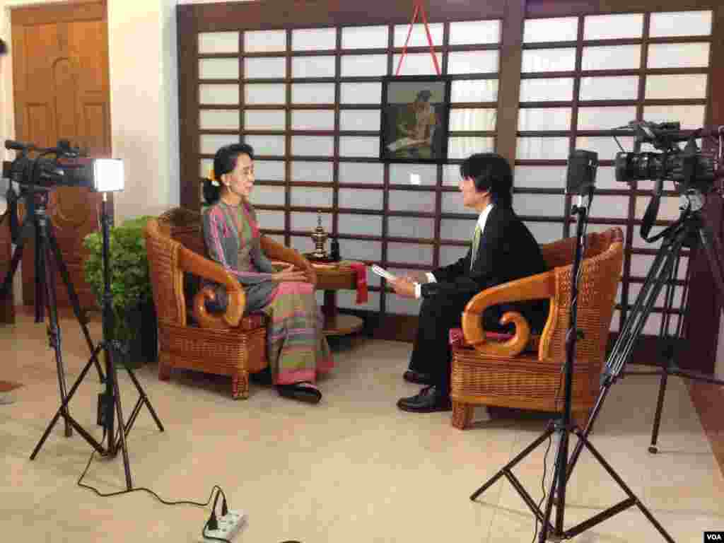 VOA Burmese Chief Than Lwin Htun interviews Myanmar opposition leader Aung San Suu Kyi in Naypyitaw, November 2014. 