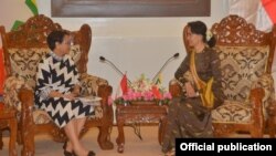 4일 미얀마를 방문한 레트노 마르수디 인도네시아 외무장관(왼쪽)이 아웅산 수치 외무장관과 만나 대화하고 있다.