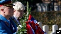 Britanski šef diplomatije Boris Džonson polaže venac na Groblje Komonvelta u Beogradu