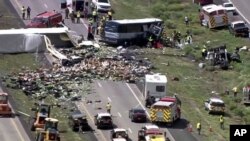 Al menos 7 personas murieron y un número no determinado resultaron heridas en un choque frontal entre un autobús y un camión en Nuevo México, EE.UU. el jueves, 30 de agosto de 2018.