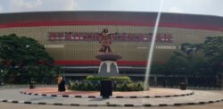 Stadion Manahan Solo, Jumat (24/1), yang akan menjadi salah satu dari 6 stadion utama di Indonesia di Piala Dunia U-20 tahun 2021 mendatang. (Foto: VOA/ Yudha)