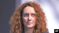 ນາງ Rebekah Brooks ຫົວໜ້າບໍລິຫານງານອົງການຂ່າວລະຫວ່າງປະເທດ News International