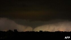 U desetinama tornada koje su rano jutros pogodile centralne delove Sjedinjenih Država, poginulo je najmanje 10 osoba