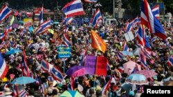 태국의 반정부 시위대가 5일 방콕 시내 가두시위에 나서고 있다.