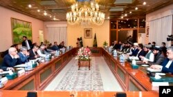 巴基斯坦外長庫雷希在伊斯蘭堡與塔利班外長穆塔奇舉行會談（2021年11月11日）