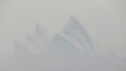 El espeso humo invadió la ciudad de Sidney obligando a las autoridades a cancelar y regular las actividades al aire libre. Foto AP.