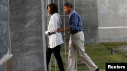 美國總統奧巴馬和第一夫人米歇爾進入南非羅本島監獄參觀。